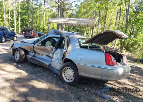 2001 Lincoln Town Car Executive from USA, damaged, VIN 1LNHM81W81Y673349